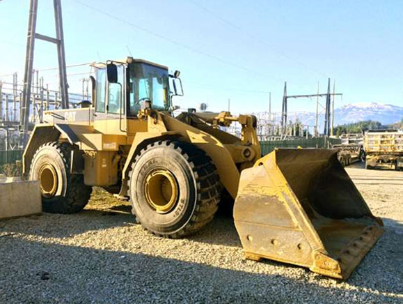 Examining a Caterpillar 966F Wheel Loader before Purchasing
