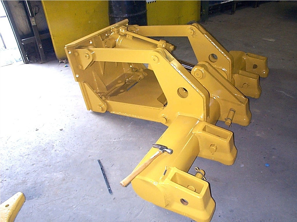 Caterpillar Motor Grader’s Two Key Attachments