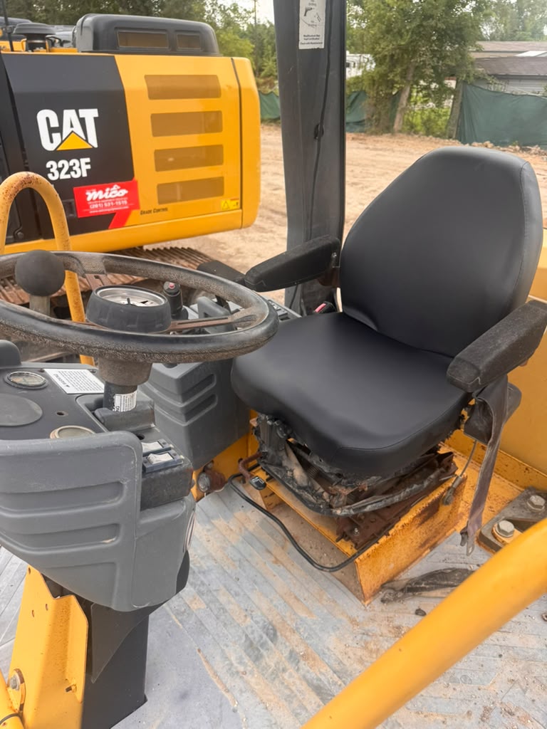 2002 Caterpillar CP-433E Operator Seat & Controls