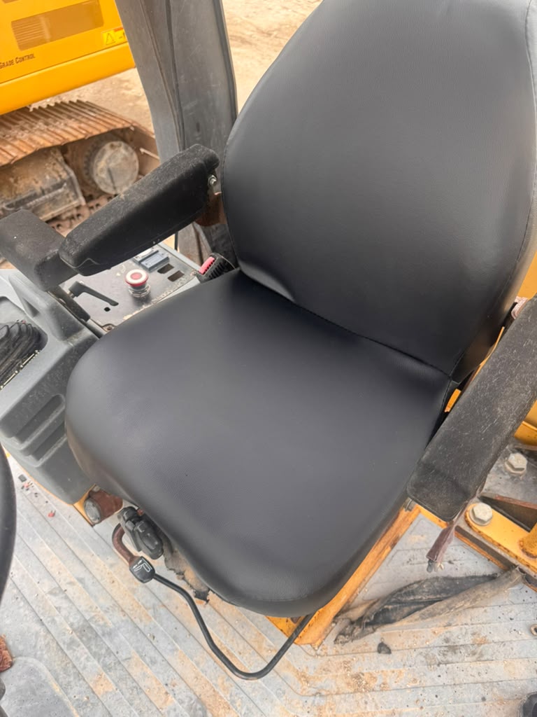 2002 Caterpillar CP-433E Operator Station Seat