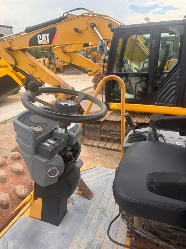 2002 Caterpillar CP-433E Steering Wheel & Console