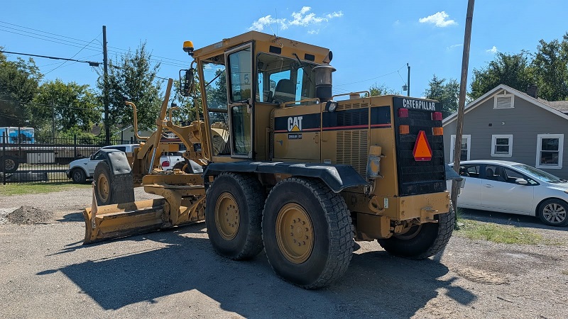 1999 Caterpillar 140H Motor Grader Rear Tandem Drive Tires and Moldboard Extension