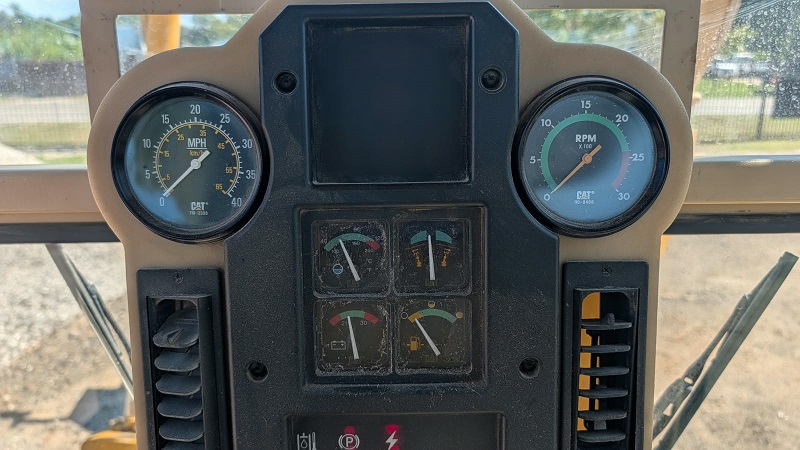 1999 Caterpillar 140H Motor Grader Warning Indicators and Hydraulic Pressure Gauges