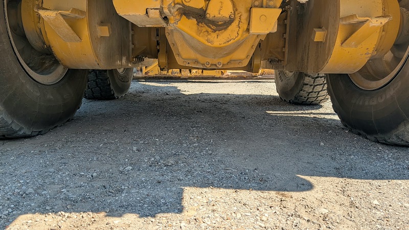 1999 Caterpillar 140H Motor Grader Rear Tandem Axle Undercarriage and Differential Housing Ground Clearance