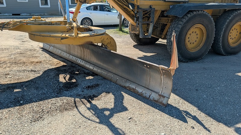 1999 Caterpillar 140H Motor Grader Heavy Duty Curved Steel Moldboard Blade and Front Tandem Wheels