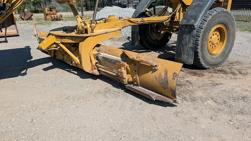 1999 Caterpillar 140H Motor Grader Moldboard Blade Tilt Mechanism and Hydraulic Lift Cylinders
