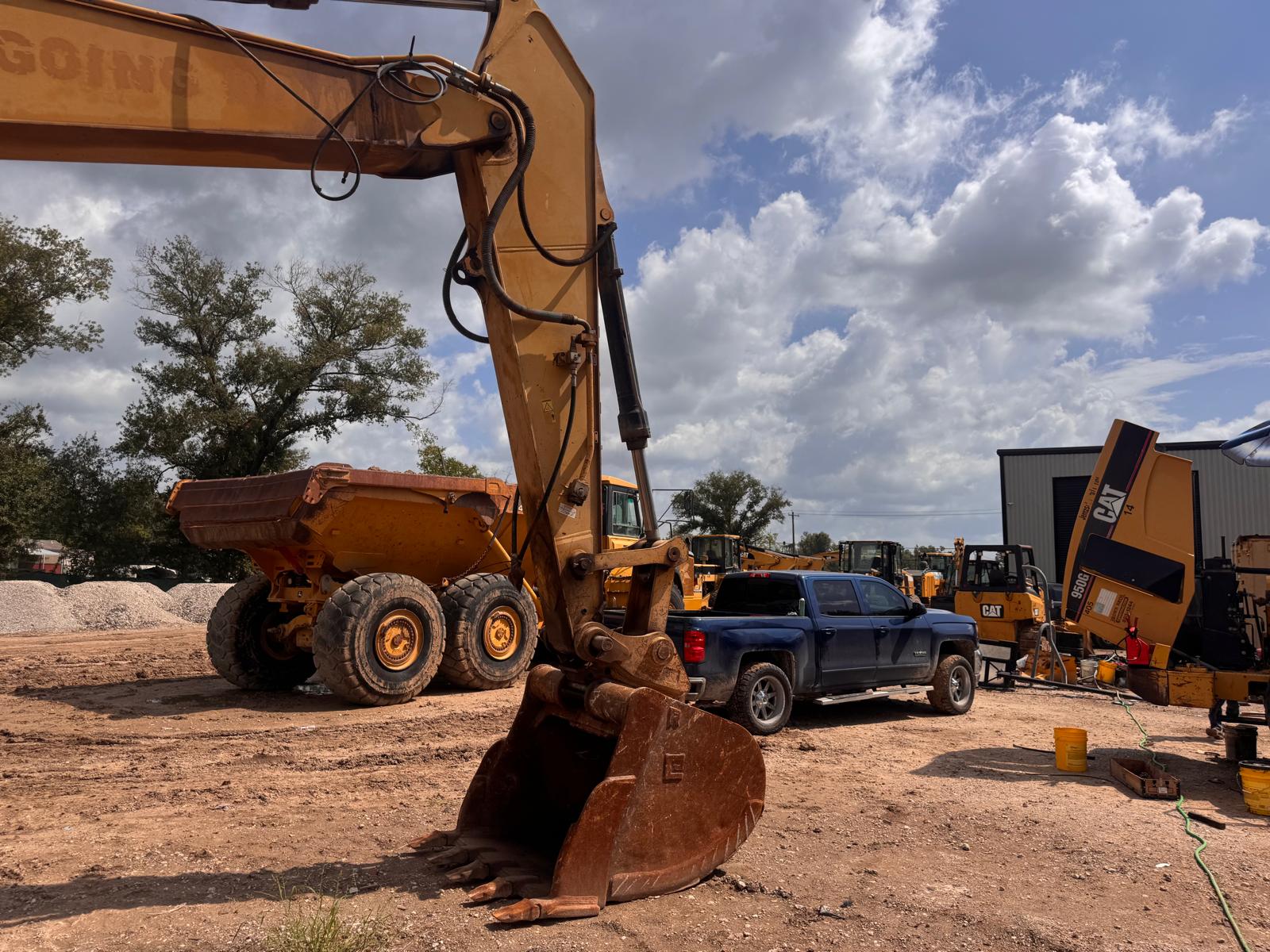 2014 Caterpillar 329EL Heavy Duty Digging Bucket Teeth