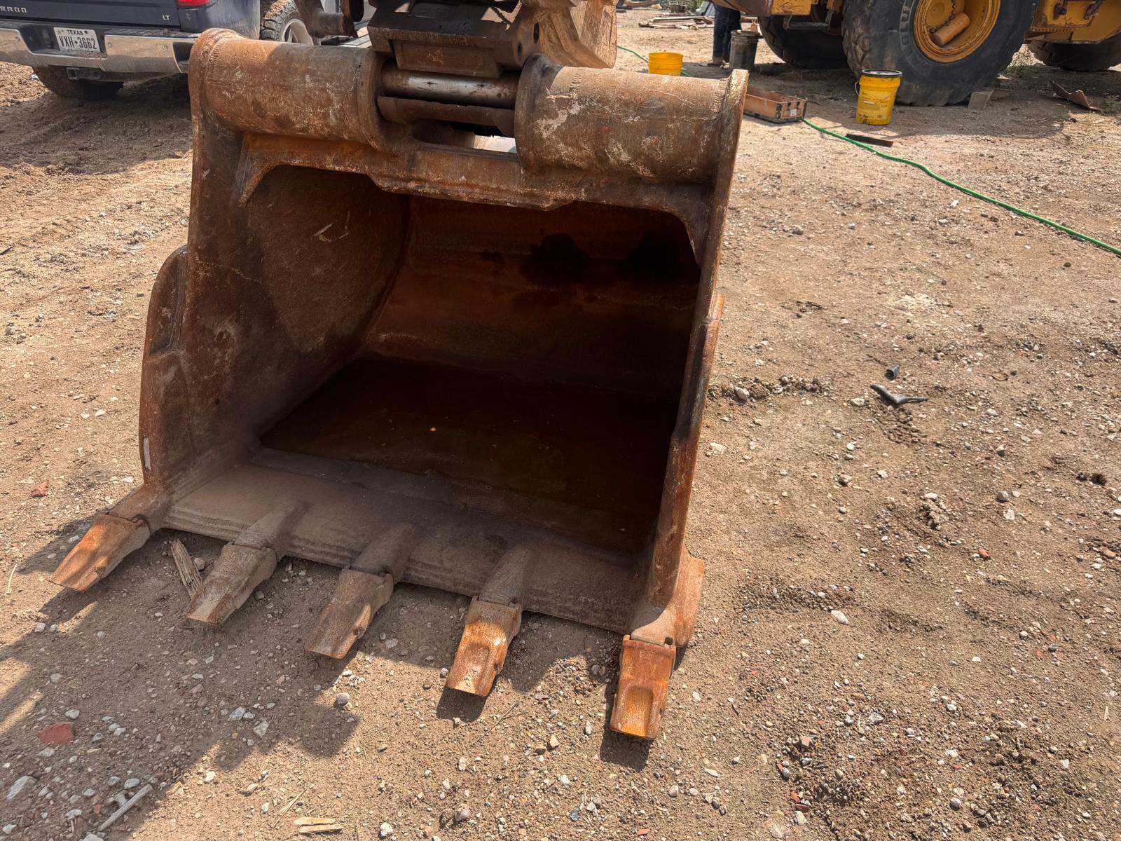 2014 Caterpillar 329EL Tooth Bucket Attachment