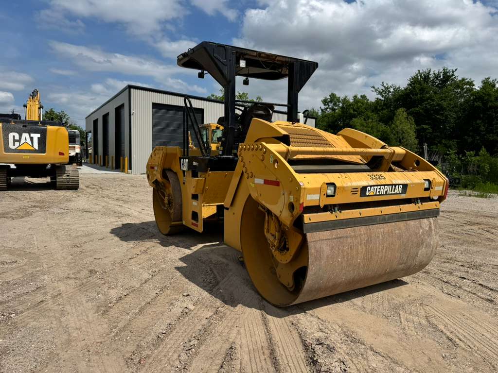 2011 CAT CB54-XW Compactor